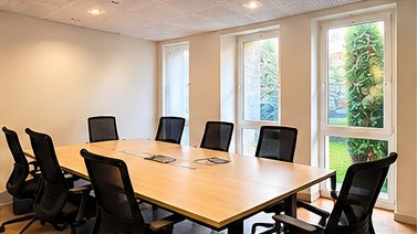 Salle de réunion avec grande table
