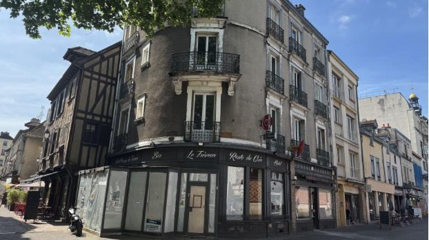 Immeuble d’angle à pans de bois, bar Le Trianon