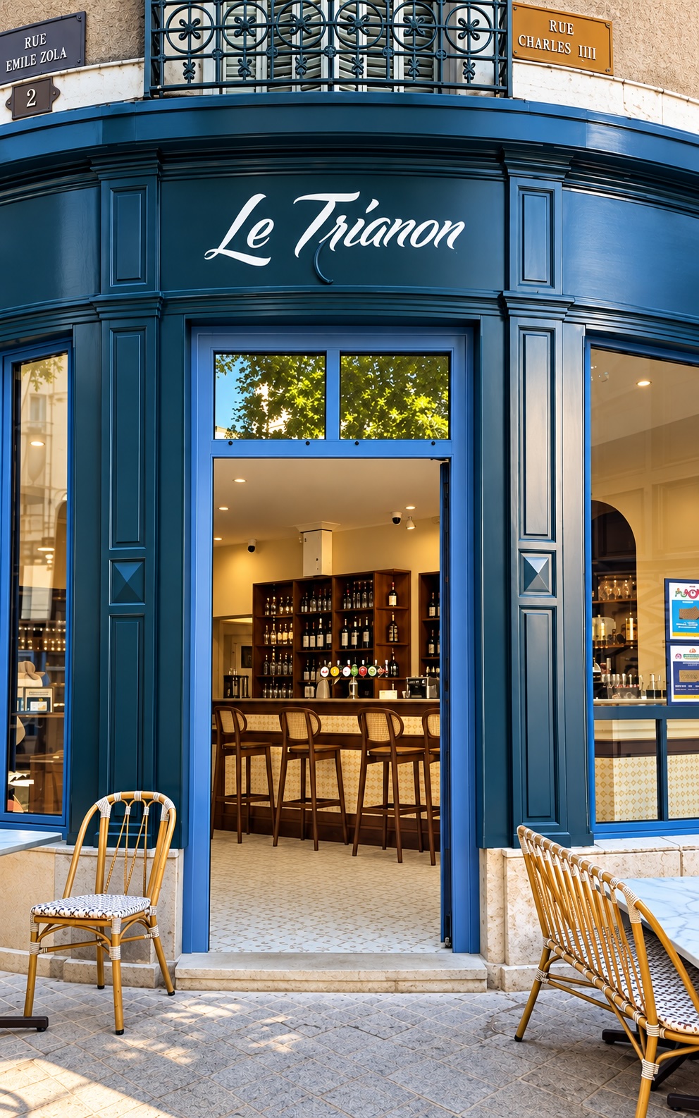 Immeuble d’angle à pans de bois, bar Le Trianon