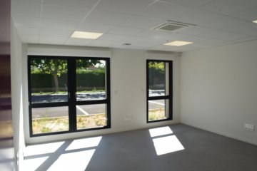 Cellule lumineuse avec grandes baies vitrées