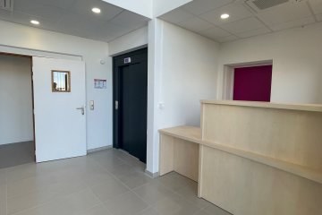 Espace d’accueil avec comptoir
